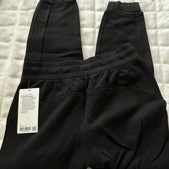 NWT Lululemon high rise scuba fleece Black joggers sz 8 embroidered lululemon - Picture 5 of 5